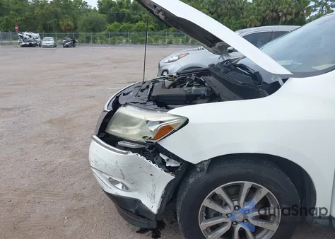 2016 Nissan Pathfinder Platinum/S/Sl/Sv z USA, uszkodzony, nr VIN 5N1AR2MN1GC631131